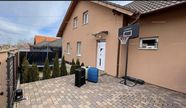 Eladó ikerház, Szigetszentmiklóson 89.99 M Ft, 1+4 szobás