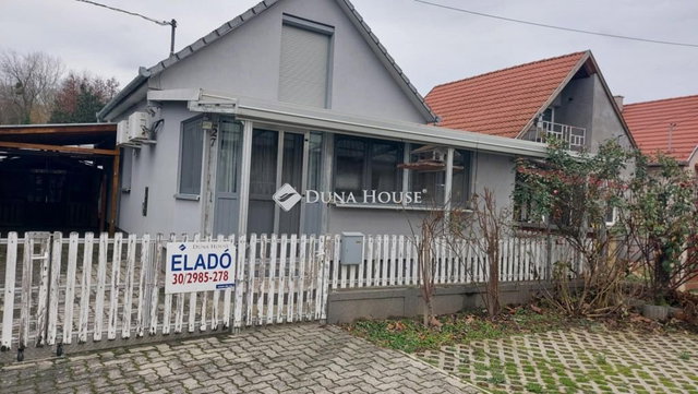 Eladó nyaraló, Dombóváron, Ősz utcában 29.5 M Ft, 4 szobás