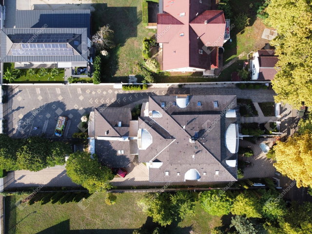 Eladó családi ház, Siófokon 599 M Ft, 17 szobás