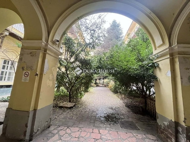 Eladó téglalakás, Budapesten, VI. kerületben 79.9 M Ft, 1 szobás