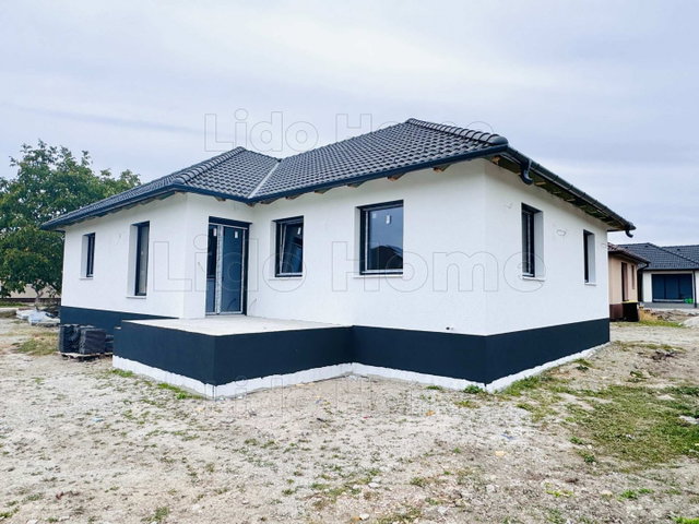 Eladó családi ház, Nagybajcson 109.9 M Ft, 5 szobás