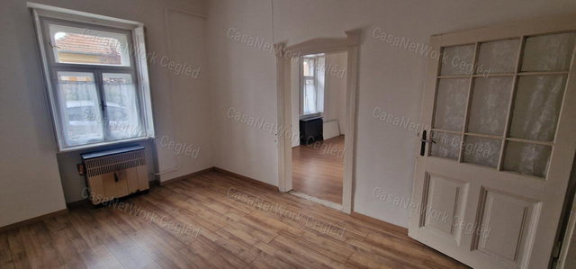 Eladó családi ház, Cegléden 38 M Ft, 2 szobás