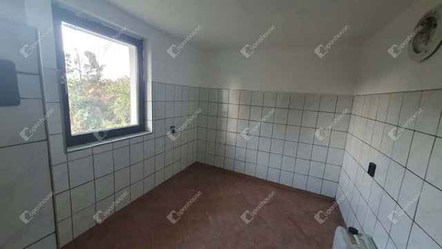 Eladó családi ház, Oroszlányban 7.3 M Ft, 1 szobás
