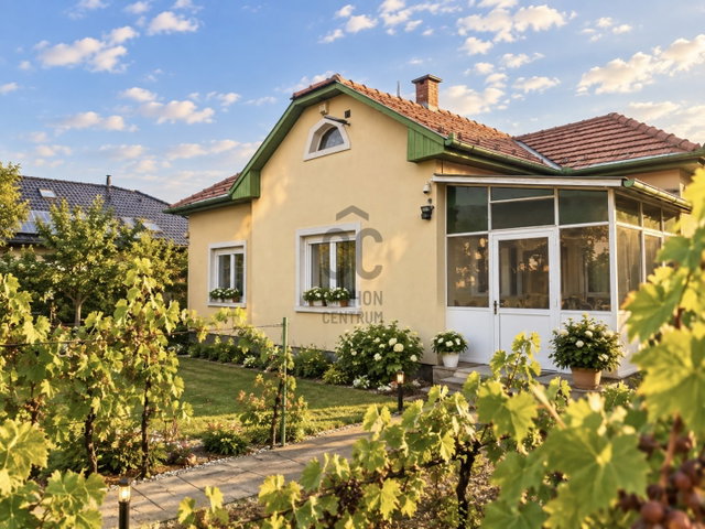Eladó családi ház, Dunakeszin 95 M Ft, 2 szobás