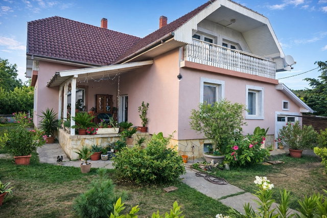 Eladó családi ház, Vonyarcvashegyen 155 M Ft, 7 szobás