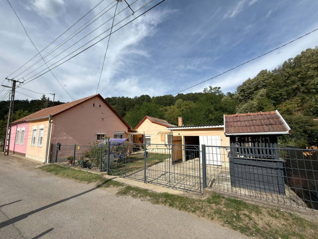 Eladó családi ház, Komlón, Engel Adolf utcában 31.9 M Ft