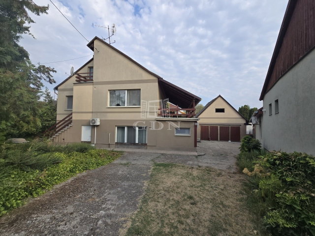 Eladó családi ház, Baján 82 M Ft, 5 szobás