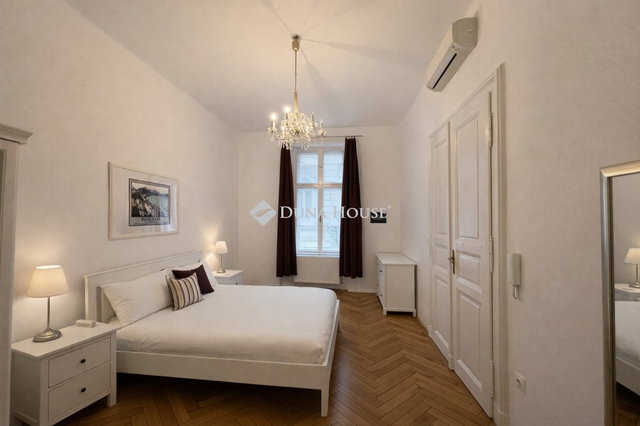 Eladó téglalakás, Budapesten, VI. kerületben, Paulay Ede utcában