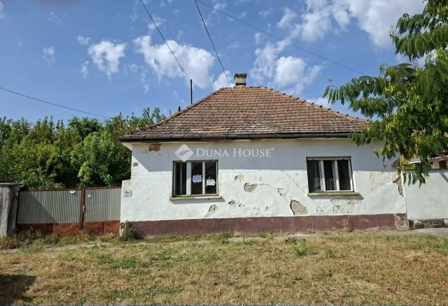 Eladó családi ház, Garán 2.2 M Ft, 4 szobás