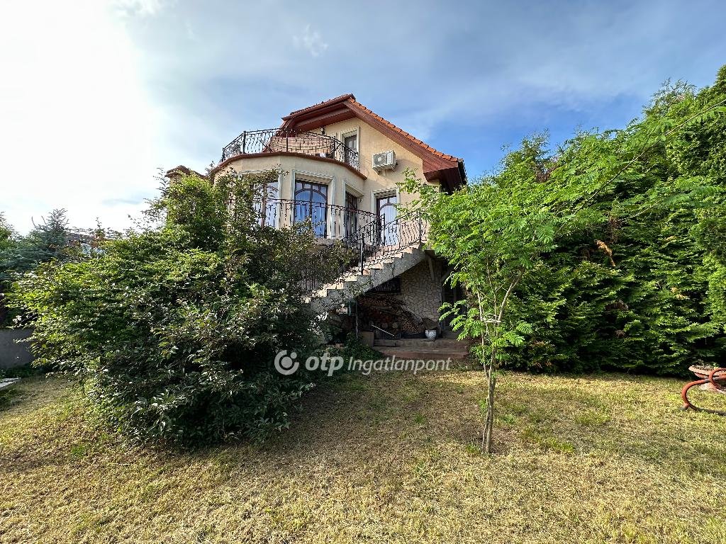7 bed · 250m² · 164.900.000 ft