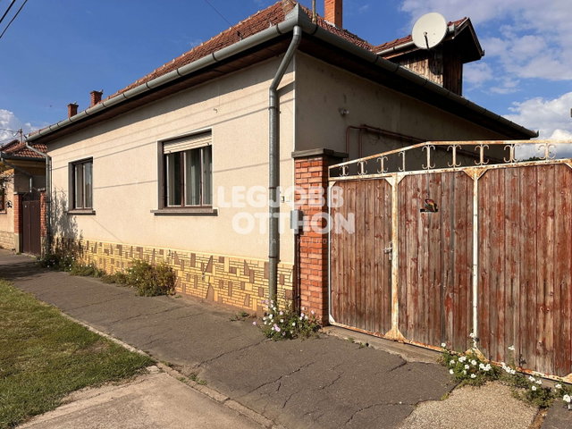 Eladó családi ház, Cegléden 75 M Ft, 6 szobás