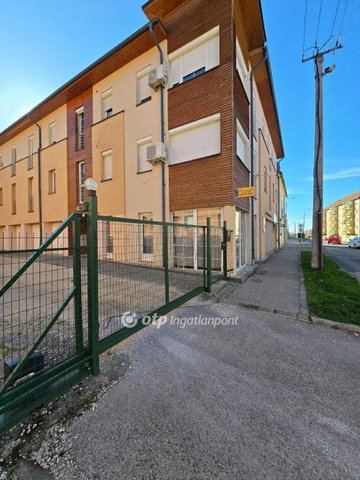 Eladó iroda, Pápán 13.5 M Ft, 1 szobás / költözzbe.hu