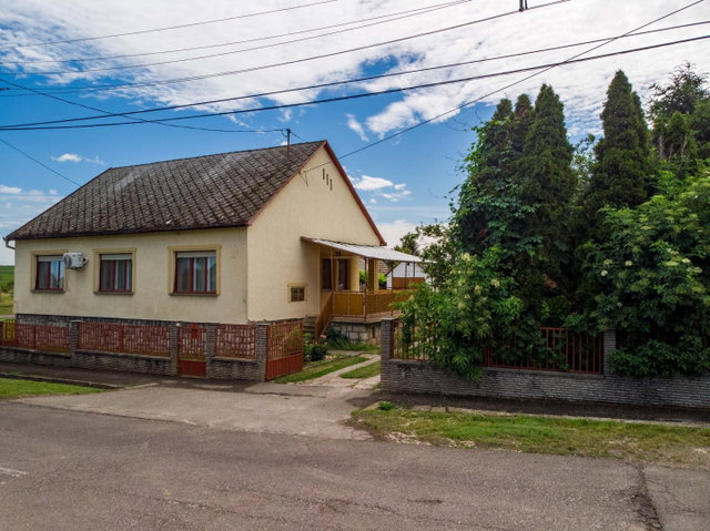 Eladó családi ház, Györén 39.9 M Ft, 4+1 szobás