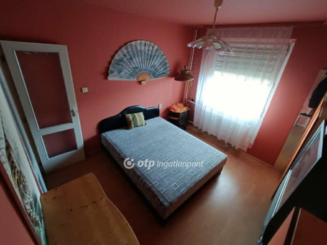 Eladó panellakás, Komlón 24.9 M Ft, 2 szobás
