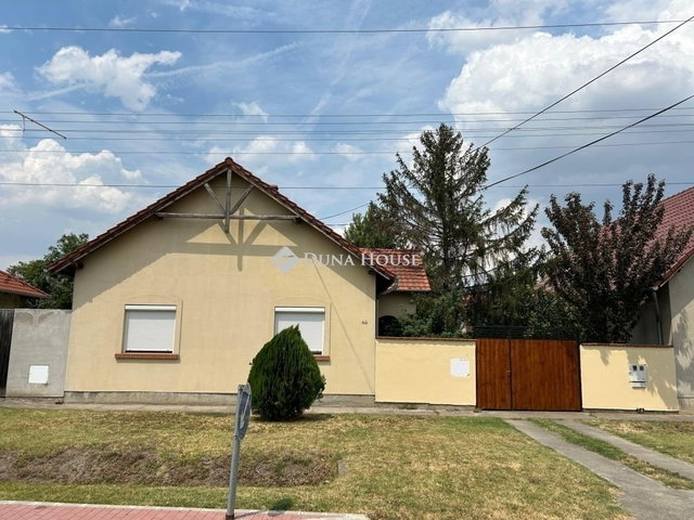 Eladó családi ház, Szegeden 130 M Ft, 3 szobás
