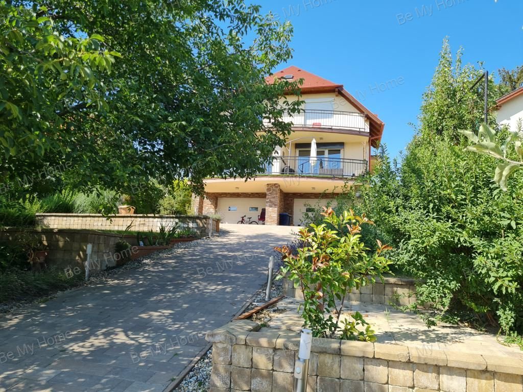 8 bed · 380m² · 1.300.000 ft