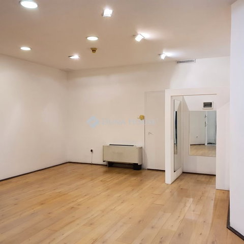 Eladó üzlethelyiség, Pécsett, Bajcsy-Zsilinszky utcában 22 M Ft