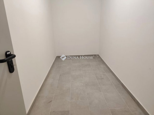 Eladó ipari ingatlan, Komáromban, Bem József utcában 5.067 M Ft