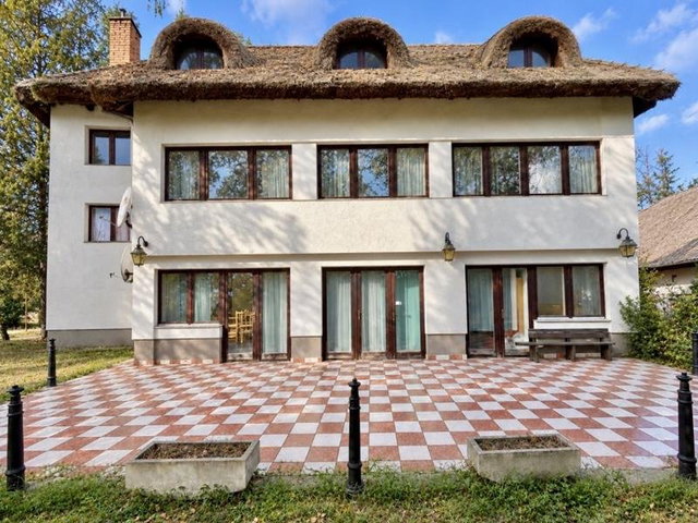Eladó hotel, Jászberényben 150 M Ft, 15 szobás