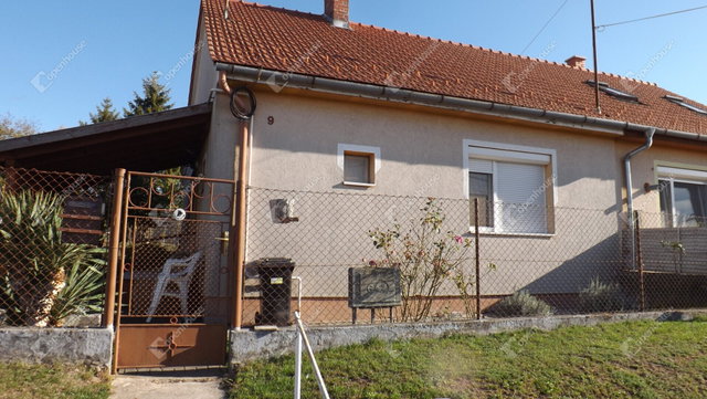Eladó családi ház, Ajkán 32 M Ft, 3 szobás