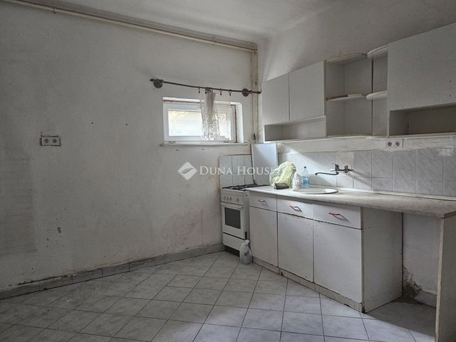 Eladó családi ház, Pécsett 85 M Ft, 7 szobás