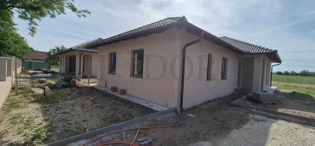 Eladó családi ház, Nyáregyházán 99.99 M Ft, 5 szobás