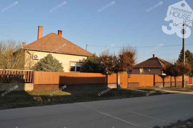 Eladó családi ház, Nyárlőrincen 63 M Ft, 3 szobás