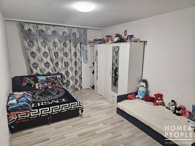 Eladó téglalakás, Szegeden 56 M Ft, 2+1 szobás