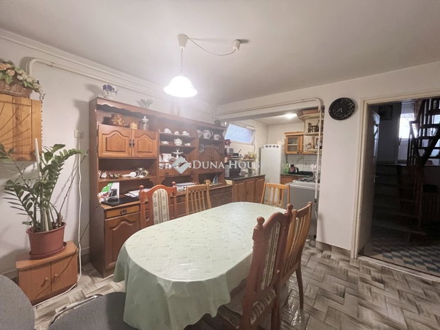 Eladó családi ház, Várdombon 49.9 M Ft, 5 szobás