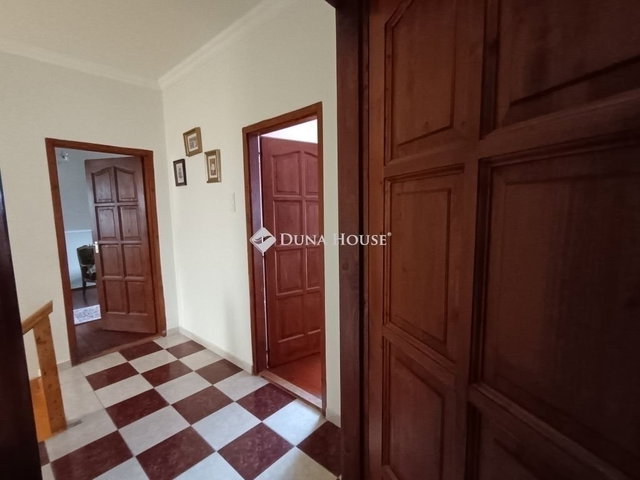 Eladó családi ház, Szegeden 92 M Ft, 5 szobás