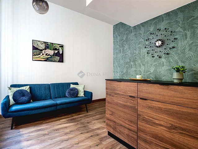 Eladó téglalakás, Budapesten, VI. kerületben 49.9 M Ft, 1 szobás