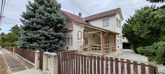 Eladó családi ház, Balatonföldváron 129.9 M Ft, 8 szobás