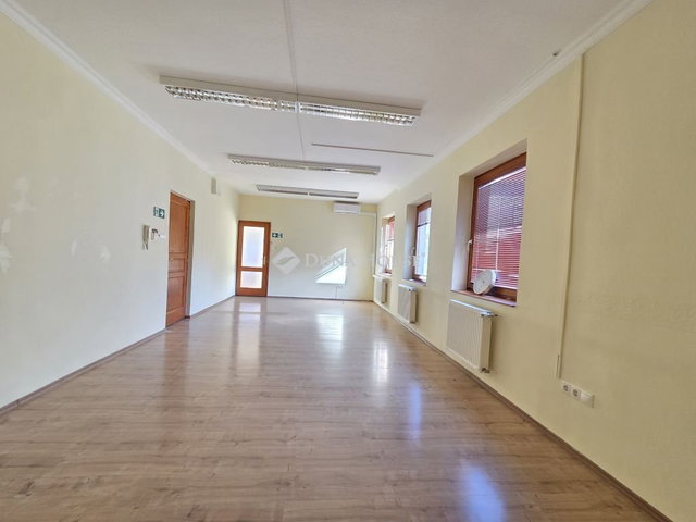 Eladó iroda, Szolnokon, Szapáry utcában 59.9 M Ft