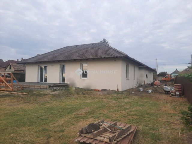 Eladó ikerház, Dabason 104.9 M Ft, 4 szobás