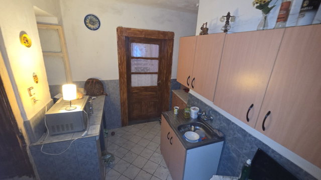 Eladó családi ház, Tácon 18 M Ft, 2 szobás