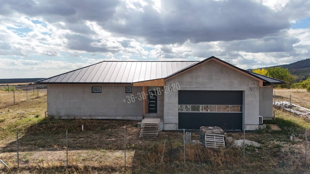 Eladó családi ház, Száron 99.99 M Ft, 5 szobás