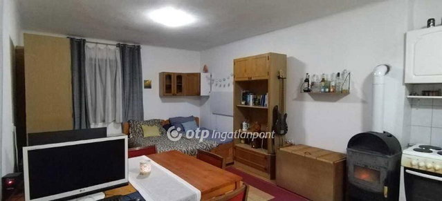 Eladó téglalakás, Pécsett 11.2 M Ft, 1 szobás