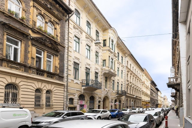Eladó téglalakás, Budapesten, VI. kerületben 59.9 M Ft, 1 szobás
