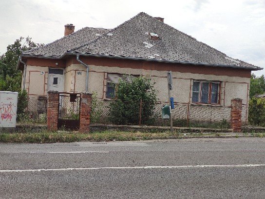 Eladó családi ház, Pécsett 0.05 M Ft, 4 szobás
