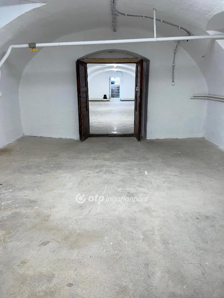 Üzlethelyiség · 216 m² · 30.900.000 Ft