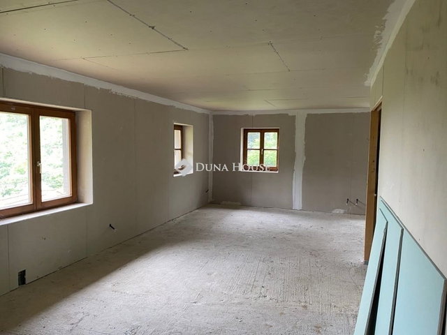 Eladó családi ház, Pécsett 59.99 M Ft, 3 szobás