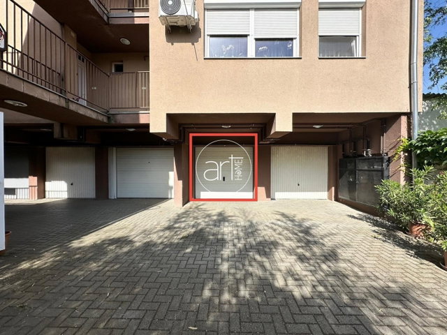 Eladó garázs, Szegeden, Debreceni utcában 9.2 M Ft