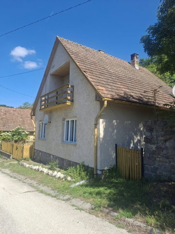 Eladó családi ház, Visegrádon, Temetősor utcában 65 M Ft