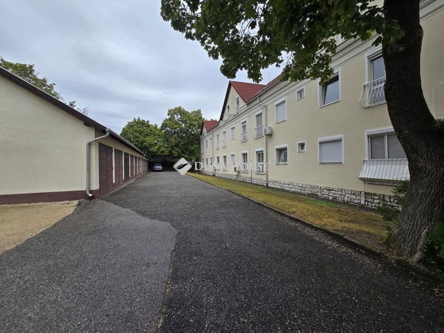 Eladó téglalakás, Balatonfüreden 74.9 M Ft, 2 szobás
