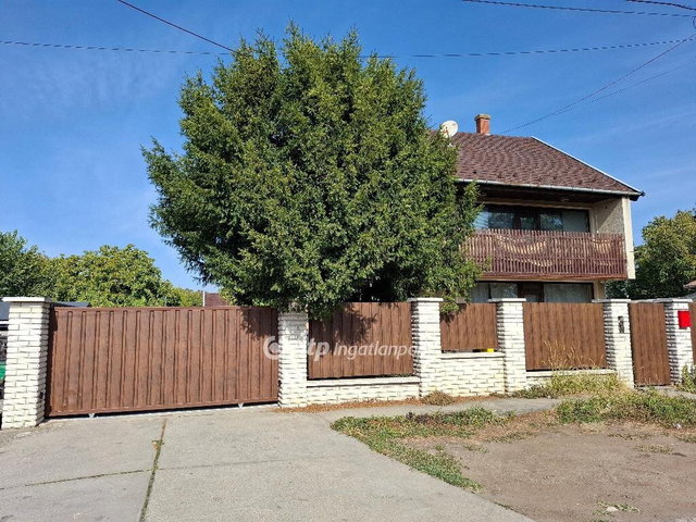 Eladó családi ház, Békéscsabán 80 M Ft, 4+1 szobás