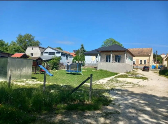 Eladó családi ház, Mányon 89.99 M Ft, 3 szobás