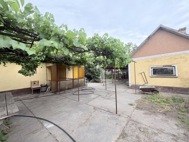Eladó családi ház, Törtelen 8.5 M Ft, 1 szobás