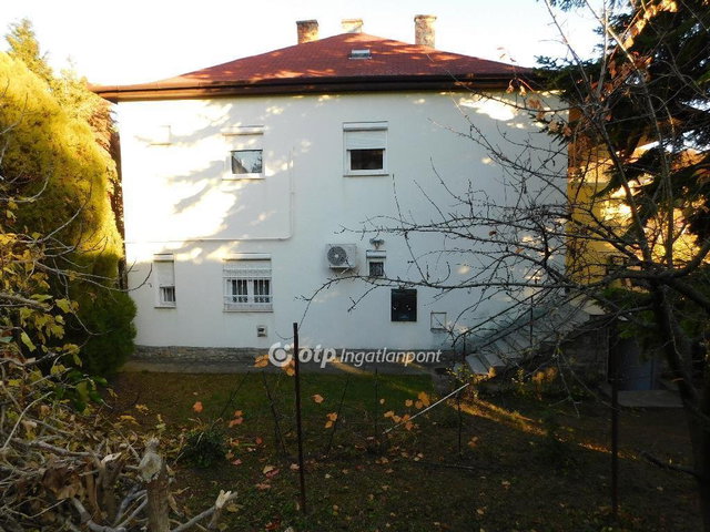 Eladó családi ház, Pécsett 299 M Ft, 9 szobás