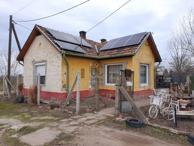 Eladó családi ház, Törtelen 13.2 M Ft, 3 szobás