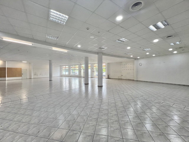 Kiadó üzlethelyiség, Kaposváron, Petőfi téren 4332 E Ft / hó
